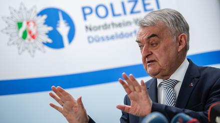 Herbert Reul (CDU), Innenminister von Nordrhein-Westfalen, spricht während einer Pressevorführung zur Onlinevernehmung. 