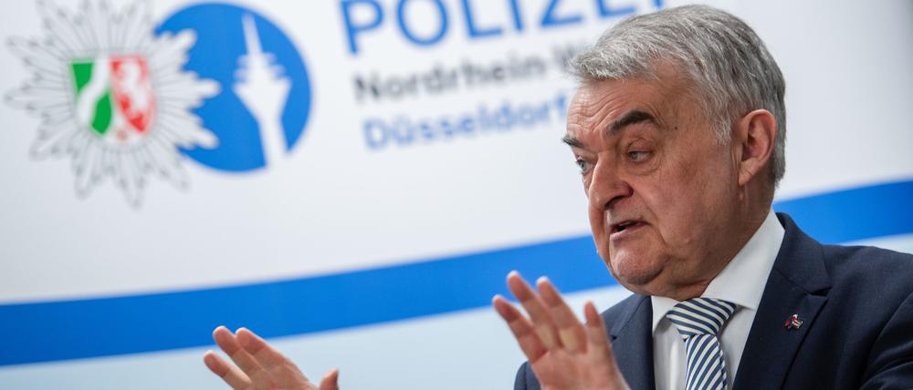 Herbert Reul (CDU), Innenminister von Nordrhein-Westfalen, spricht während einer Pressevorführung zur Onlinevernehmung. 