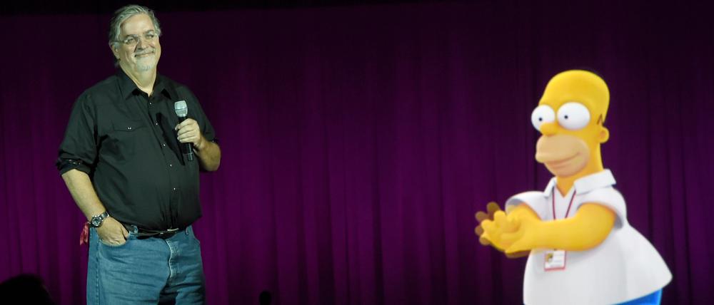 Matt Groening mit einer Projektion von Homer Simpson bei einem Auftritt 2014 in Kalifornien.