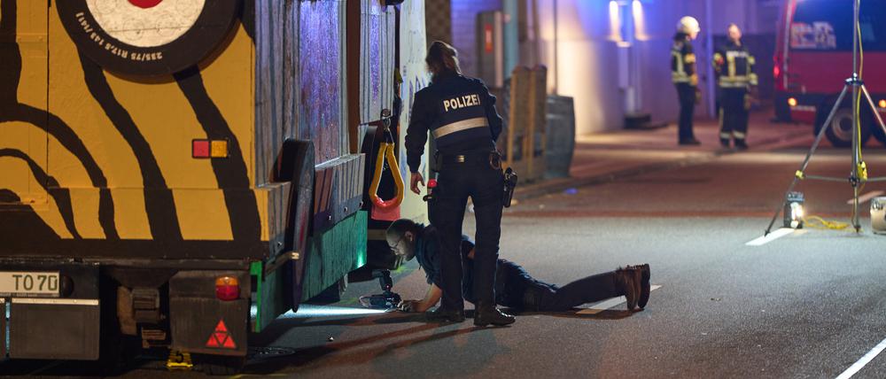 Polizeibeamte sichern Spuren an einem Karnevalswagen, nachdem ein Fußgänger überrollt worden war. 