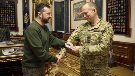 Präsident Wolodymyr Selenskyj (l.) neben dem neuen ukrainischen Oberbefehlshaber Olexander Syrskyj