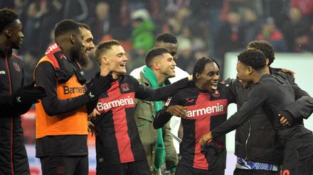 Bayer Leverkusens Verteidiger Jeremie Frimpong (3.v.r.) wird von seinen Mannschaftskameraden gefeiert (Archivbild vom 10. Februar 2024).