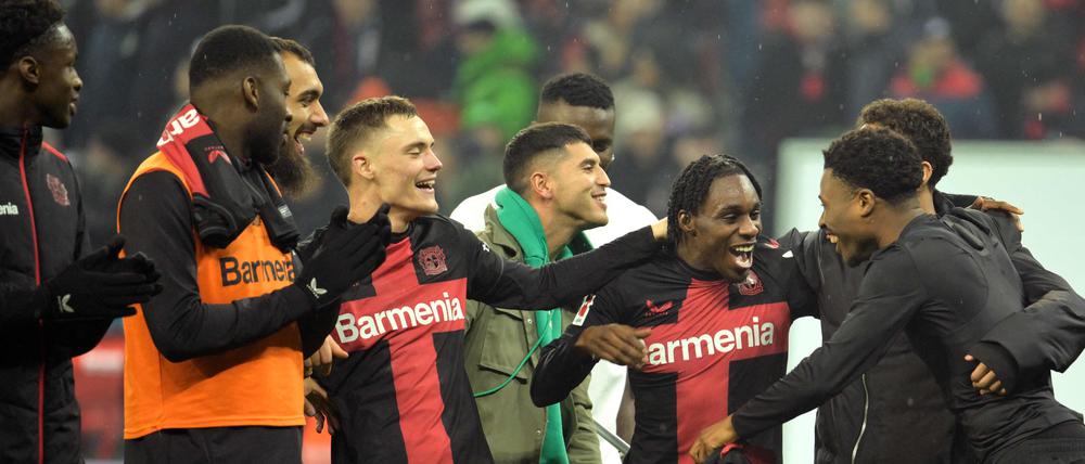 Bayer Leverkusens Verteidiger Jeremie Frimpong (3.v.r.) wird von seinen Mannschaftskameraden gefeiert (Archivbild vom 10. Februar 2024).