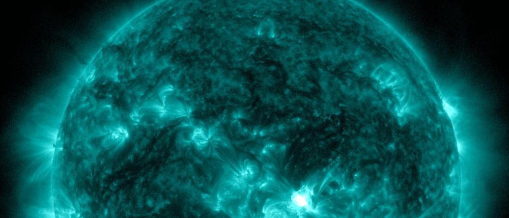 Das Solar Dynamics Observatory der NASA, das die Sonne ständig beobachtet, hat ein Bild des Ereignisses aufgenommen. In der Nacht zum Sonntag verzeichnete die Nasa gegen Mitternacht eine relativ starke Sonneneruption mit einem Flare der Klasse M9.0 auf der Seite, die der Erde zugewandt ist. Dies sei schon nahe an der stärksten Klasse X auf der fünfteiligen Skala. 