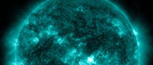 Das Solar Dynamics Observatory der NASA, das die Sonne ständig beobachtet, hat ein Bild des Ereignisses aufgenommen. In der Nacht zum Sonntag verzeichnete die Nasa gegen Mitternacht eine relativ starke Sonneneruption mit einem Flare der Klasse M9.0 auf der Seite, die der Erde zugewandt ist. Dies sei schon nahe an der stärksten Klasse X auf der fünfteiligen Skala. 
