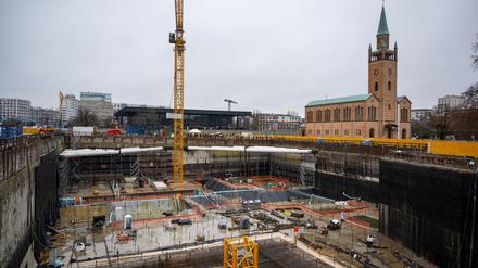 Während der Grundsteinlegung für das neue Museum „Berlin Modern“. 