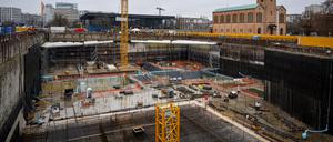 Während der Grundsteinlegung für das neue Museum „Berlin Modern“.