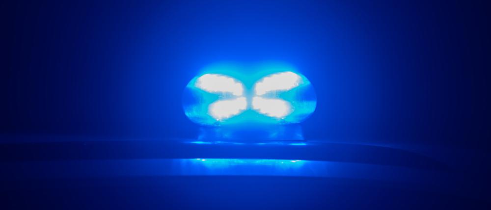 Blaulicht leuchtet auf dem Dach eines Polizeiautos. (Symbolbild)