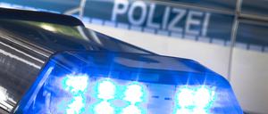 ARCHIV - 27.07.2015, NA, ---: Ein Blaulicht leuchtet während eines Einsatzes auf dem Dach eines Polizeiwagens. In Gummersbach ist eine Frau mutmaßlich von ihrem ehemaligen Lebensgefährten schwer verletzt worden. (zu dpa: «41-Jährige mutmaßlich von ehemaligem Lebensgefährten schwer verletzt») Foto: Friso Gentsch/dpa +++ dpa-Bildfunk +++