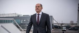 Abflug nach Washington mit vorherigem Pressestatement: Der Kanzler hat seine außenpolitische Kommunikation verändert.