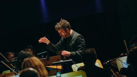 Der neue Musikchef im Partykeller: James Gaffigan und das Orchester der Komischen Oper spielen Bruckner und Bowie im Vollgutlager.
