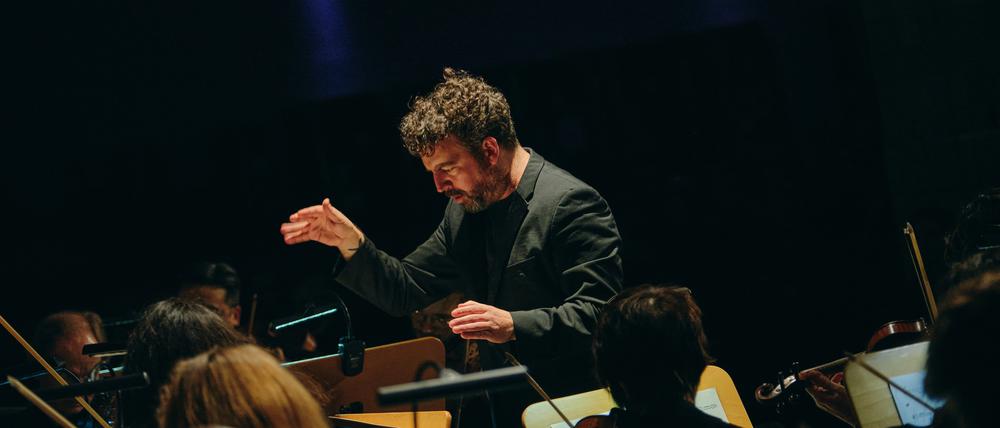 Der neue Musikchef im Partykeller: James Gaffigan und das Orchester der Komischen Oper spielen Bruckner und Bowie im Vollgutlager.