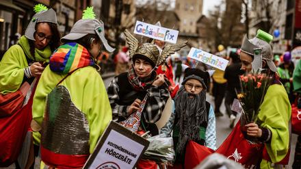 11.02.2024, Nordrhein-Westfalen, Köln: Lehrer und Schüler einer Schule für Menschen mit Behinderungen nehmen an den Schull- und Veedelszöch teil. Der Karnevalszug der Kölner Schulen und Stadtteilgruppen gilt als besonders ursprünglich. Foto: Oliver Berg/dpa