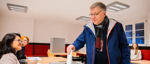 11.02.2024, Berlin: Stephan Bröchler (r), Landeswahlleiter für Berlin, wählt im Wahllokal im Carl-von-Ossietzky-Gymnasium in Berlin-Pankow. Wegen zahlreicher Pannen muss die Bundestagswahl 2021 in Berlin teilweise wiederholt werden. Das entschied das Bundesverfassungsgericht am 19. Dezember 2023. (zu dpa: «Wahlleiter bei Teilwiederholung in Berlin: Fehler muss geheilt werden») Foto: Christoph Soeder/dpa +++ dpa-Bildfunk +++