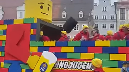 Auf dem Wagen der Landjugend Hohenfurch wurde beim Gaudiwurm am Lumpigen Donnerstag zu „L‘Amour toujours“ „Ausländer raus!“ skandiert.