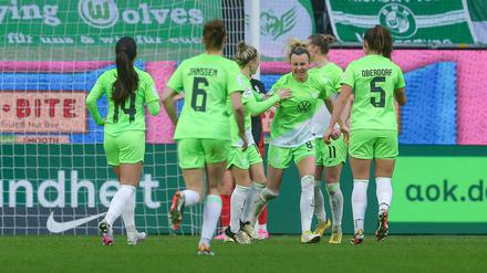 Wolfsburg bleibt durch den Heimsieg über Frankfurt an Tabellenführer Bayern München dran.