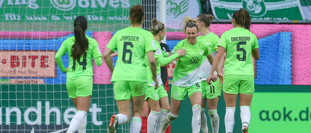 Wolfsburg bleibt durch den Heimsieg über Frankfurt an Tabellenführer Bayern München dran.