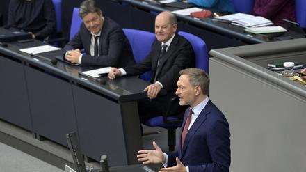 Die Schuldenbremse ist die Sollbruchstelle zwischen Lindner (r.), Scholz (m.) und Habeck.