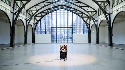 ARCHIV - 06.02.2024, Berlin: Tania Bruguera, Künstlerin und Aktivistin, liest vor einem Pressetermin zu ihrer Performance «Where Your Ideas Become Civic Actions (100 Hours Reading The Origins of Totalitarianism)», im Hamburger Bahnhof · Nationalgalerie der Gegenwart aus Hannah Arendts «Elemente und Ursprünge totaler Herrschaft». Die als 100-stündige Lesung geplante Performance wurde nach propalästinensischen Protesten abgebrochen.+