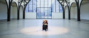 ARCHIV - 06.02.2024, Berlin: Tania Bruguera, Künstlerin und Aktivistin, liest vor einem Pressetermin zu ihrer Performance «Where Your Ideas Become Civic Actions (100 Hours Reading The Origins of Totalitarianism)», im Hamburger Bahnhof · Nationalgalerie der Gegenwart aus Hannah Arendts «Elemente und Ursprünge totaler Herrschaft». Die als 100-stündige Lesung geplante Performance wurde nach propalästinensischen Protesten abgebrochen.+