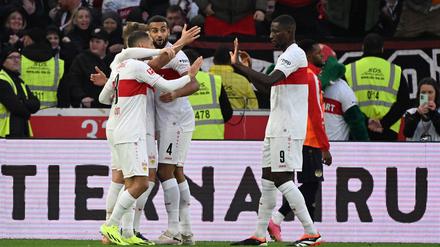 Läuft bei uns. Deniz Undav (2. v. li.) feiert seinen Treffer zum 3:0.