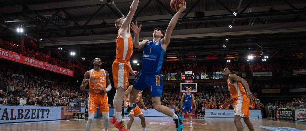 Lief gut. Albas Gabriele Procida (in blau) auf dem Weg zum Korb.