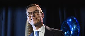 dpatopbilder - 11.02.2024, Finnland, Helsinki: Alexander Stubb, Präsidentschaftskandidat der National Coalition Party (NCP), lächelt bei seinem Wahlempfang in Helsinki. Der konservative Ex-Regierungschef Stubb steuert bei der Stichwahl um die Präsidentschaft in Finnland auf einen Sieg zu. Foto: Emmi Korhonen/Lehtikuva/dpa +++ dpa-Bildfunk +++