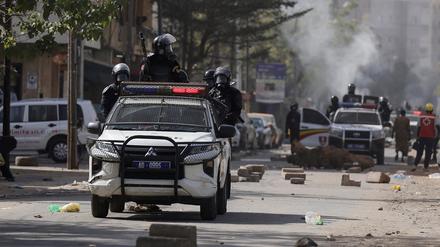 Polizisten sitzen auf einem Pick-up während der Proteste im Senegal.