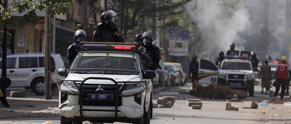 Polizisten sitzen auf einem Pick-up während der Proteste im Senegal. 