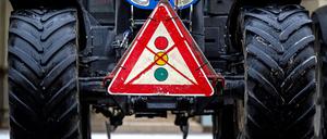 ARCHIV - 08.01.2024, Bayern, München: Ein durchgestrichenes Verkehrsschild mit einer Ampel hängt während einer Demonstration von Landwirten an einem Traktor. (zu dpa: «Fahrzeugkorso von Landwirten mit rund 250 Fahrzeugen») Foto: Lennart Preiss/dpa +++ dpa-Bildfunk +++