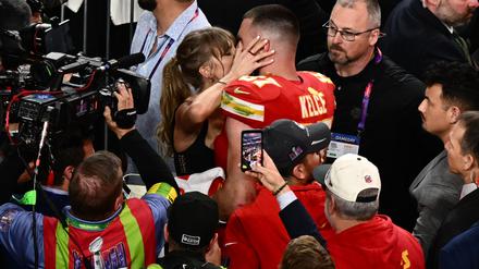 Siegerküsschen. Taylor Swift mit Travis Kelce.