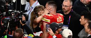 Siegerküsschen. Taylor Swift mit Travis Kelce.