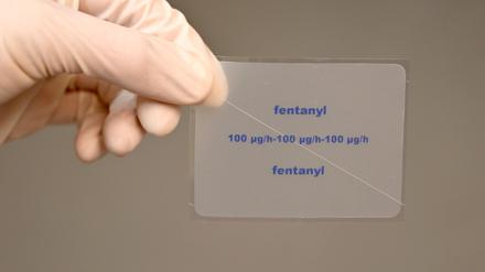 Ein Pflaster mit dem Wirkstoff Fentanyl wird von einem Apotheker gezeigt.