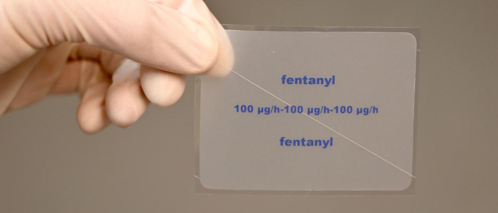 Ein Pflaster mit dem Wirkstoff Fentanyl wird von einem Apotheker gezeigt.