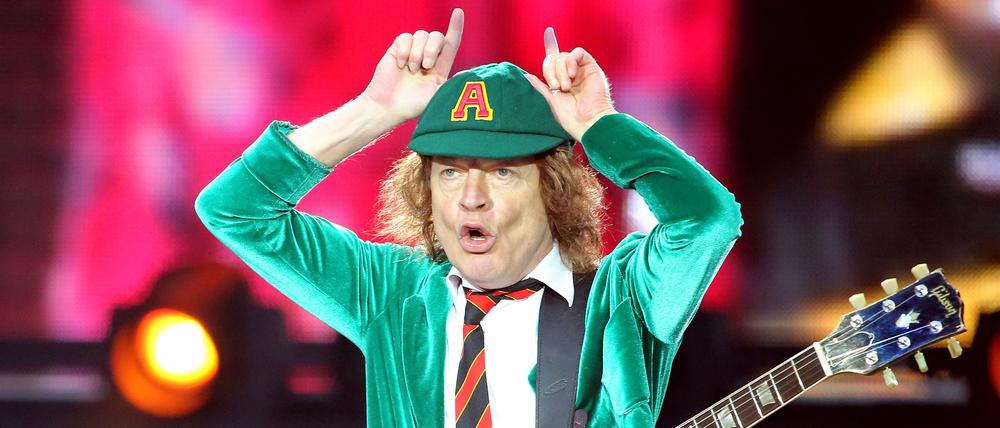 AC/DC-Leadgitarrist Angus Young gestikuliert beim Konzert in Leipzig (Archivbild vom 01.06.2016).