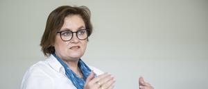 ARCHIV - 10.05.2023, Berlin: Ina Czyborra (SPD), Berliner Senatorin für Wissenschaft, Gesundheit und Pflege, bei einem Interview mit der dpa. (zu dpa: «Senatorin Czyborra erklärt sich - Rücktrittsforderung aus Bayern») Foto: Hannes P Albert/dpa +++ dpa-Bildfunk +++