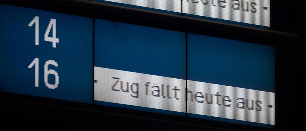 Baden-Württemberg, Stuttgart: Eine Anzeige weist im Hauptbahnhof auf Zugausfälle hin.