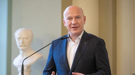 12.02.2024, Berlin: Kai Wegner (CDU), Regierender Bürgermeister von Berlin, gibt ein Pressestatement nach einem Treffen mit Bundeswirtschaftsminister Habeck im Roten Rathaus. 