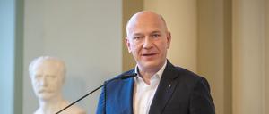 12.02.2024, Berlin: Kai Wegner (CDU), Regierender Bürgermeister von Berlin, gibt ein Pressestatement nach einem Treffen mit Bundeswirtschaftsminister Habeck im Roten Rathaus. 