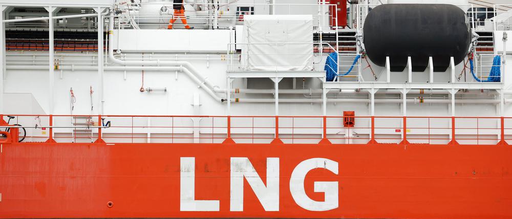 Gasbeladung auf einem LNG-Tanker in Barcelona