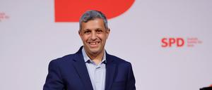 Raed Saleh, SPD- Landesvorsitzender, Deutschland, Berlin, SPD, Start in den Wahlkampf-Schlussspurt, mit Svenja Schulze, Kevin Kühnert, Franziska Giffey, Raed Saleh und Kandidatinnen und Kandidaten für den Bundestag *** Raed Saleh, SPD state chairman, Germany, Berlin, SPD, Start of the election campaign final spurt, with Svenja Schulze, Kevin Kühnert, Franziska Giffey, Raed Saleh and candidates for the Bundestag