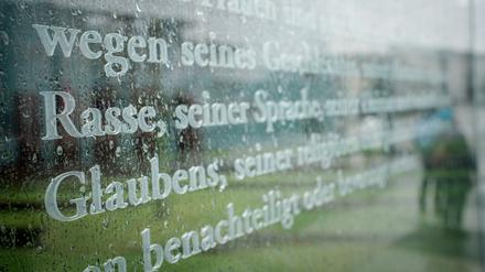 Artikel des Grundgesetzes sind in gläserne Stehlen im Regierungsviertel graviert – hier der 3. Artikel mit dem Begriff «Rasse». Die Ampel-Koalition streicht Begriff «Rasse» nicht aus Grundgesetz.