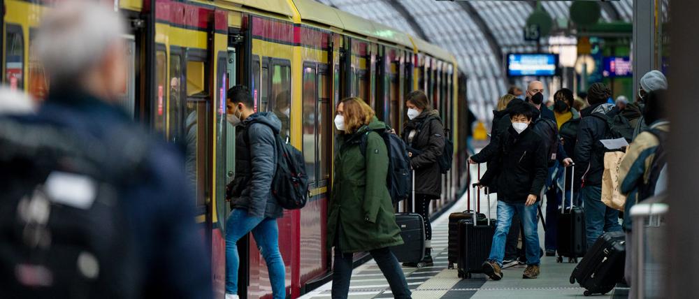 Fahrgäste steigen im Hauptbahnhof in eine S-Bahn ein.