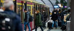 Fahrgäste steigen im Hauptbahnhof in eine S-Bahn ein.