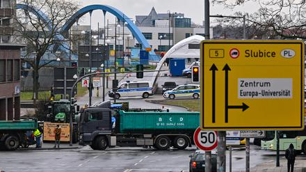 Landwirte und Handwerker blockieren mit ihren Fahrzeugen die Zufahrt zum deutsch-polnischen Grenzübergang in Frankfurt (Oder).