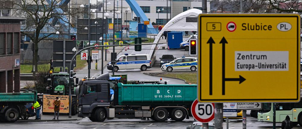 Landwirte und Handwerker blockieren mit ihren Fahrzeugen die Zufahrt zum deutsch-polnischen Grenzübergang in Frankfurt (Oder).