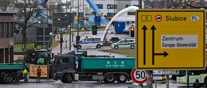 Landwirte und Handwerker blockieren mit ihren Fahrzeugen die Zufahrt zum deutsch-polnischen Grenzübergang in Frankfurt (Oder). 