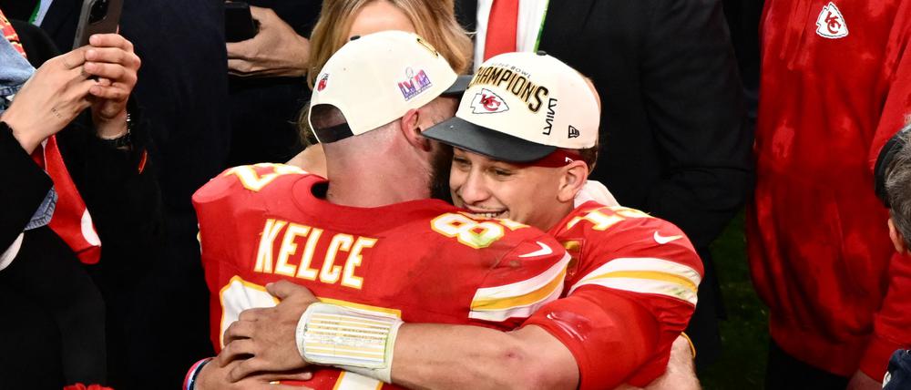 Das Dreamteam der Kansas City Chiefs – zumindest auf dem Platz: Tight End Travis Kelce und Quarterback Patrick Mahomes (re.).