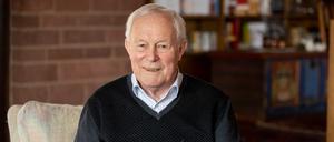 Armin Grein, langjähriger Vorsitzender der Freien Wähler, sitzt mit einer Zeitung im Wohnzimmer in seinem Haus. 