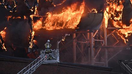 Ein Feuerwehrmann bei dem Großbrand, der im Spaßbad „Oceana“ in Göteborg ausgebrochen ist. 
